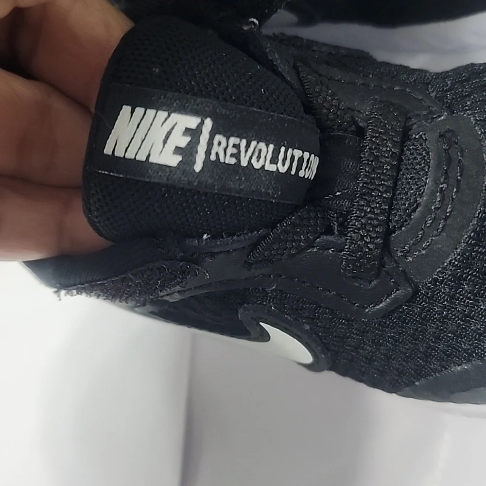 NIKE “REVOLUTION” BLACK BOYS TENNIS SHOES SZ 4C